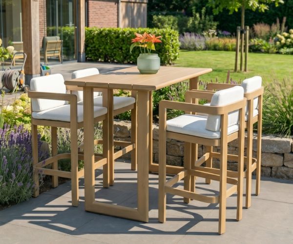 in gemütlicher Bartisch aus hellem Holz mit vier passenden Barstühlen und weißen Kissen auf einer sonnigen Terrasse.